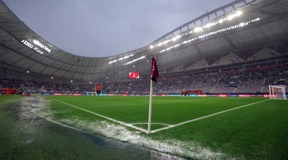 الأمطار الغزيرة تسببت في إلغاء مباراة تحديد المركز الثالث في كأس العرب (رويترز)