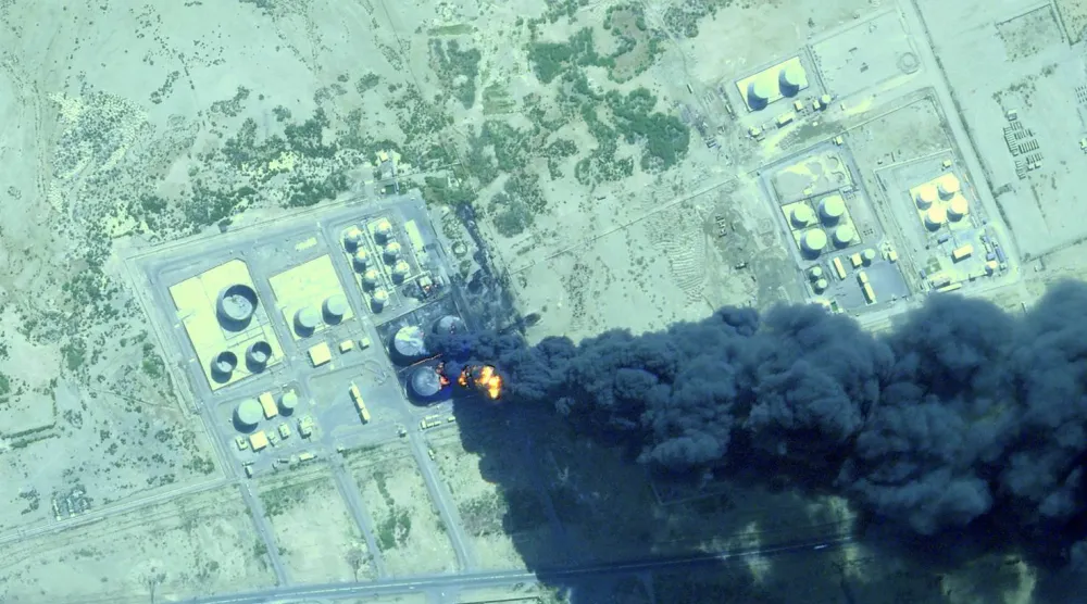 صورة فضائية تُظهر حريقاً في مستودع لخزانات الوقود بعد هجوم بطائرة مُسيَّرة شنَّته «قوات الدعم السريع» خارج بورتسودان (أ.ب)