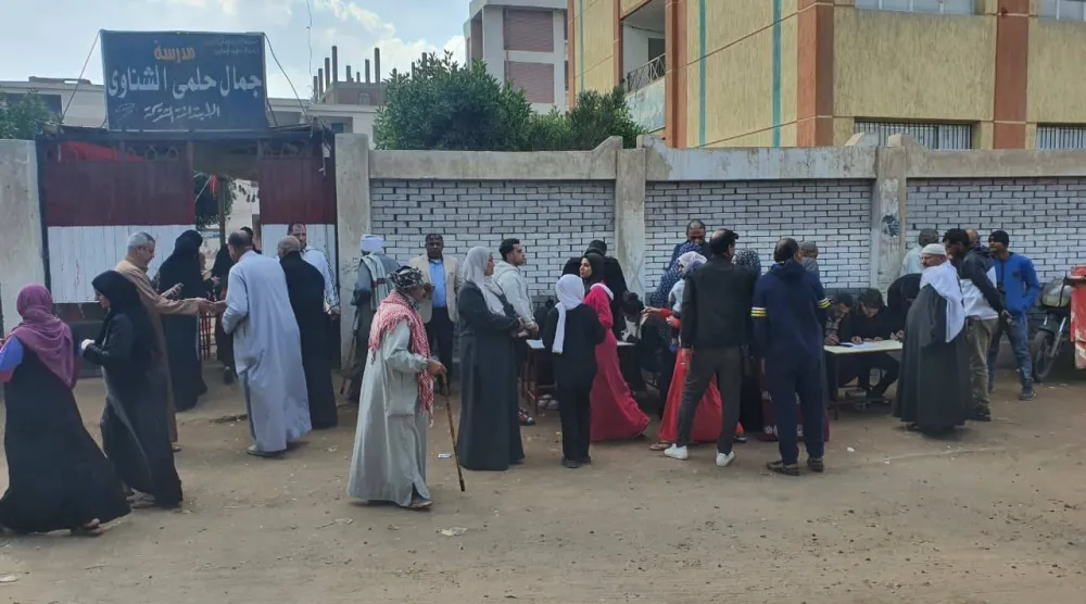 مصريون أمام مركز اقتراع في محافظة الغربية (تنسيقية شباب الأحزاب) 