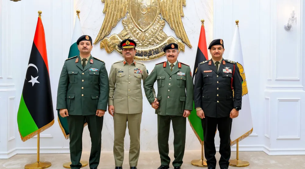 حفتر مستقبلاً في بنغازي قائد الجيش الباكستاني المشير عاصم منير وعلى الجانبين صدام (يمين) وخالد الأربعاء (القيادة العامة)
