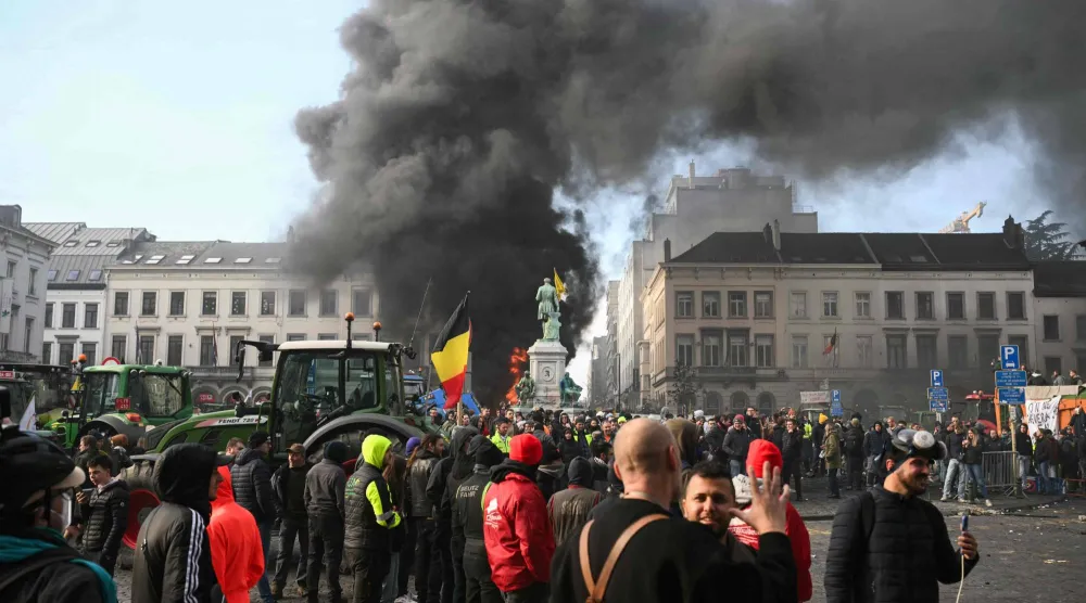 المزارعون في وقفة احتجاجية ضد اتفاقية زراعية مع البرازيل أمام البرمان الأوروبي في لوكسمبورغ (أ.ف.ب)