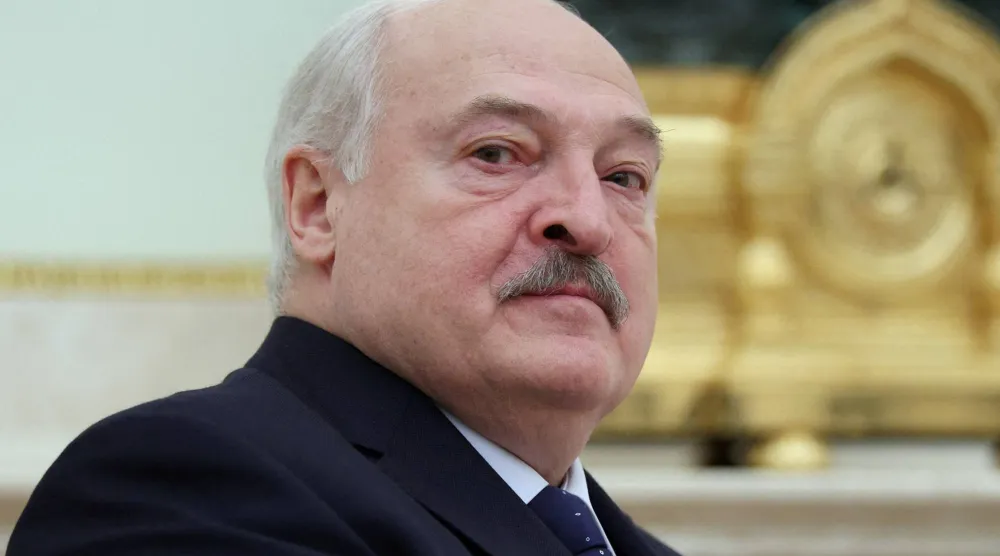 الرئيس البيلاروسي ألكسندر لوكاشنكو خلال اجتماع مع نظيره الروسي فلاديمير بوتين في الكرملين بموسكو يوم 26 سبتمبر 2025 (رويترز)