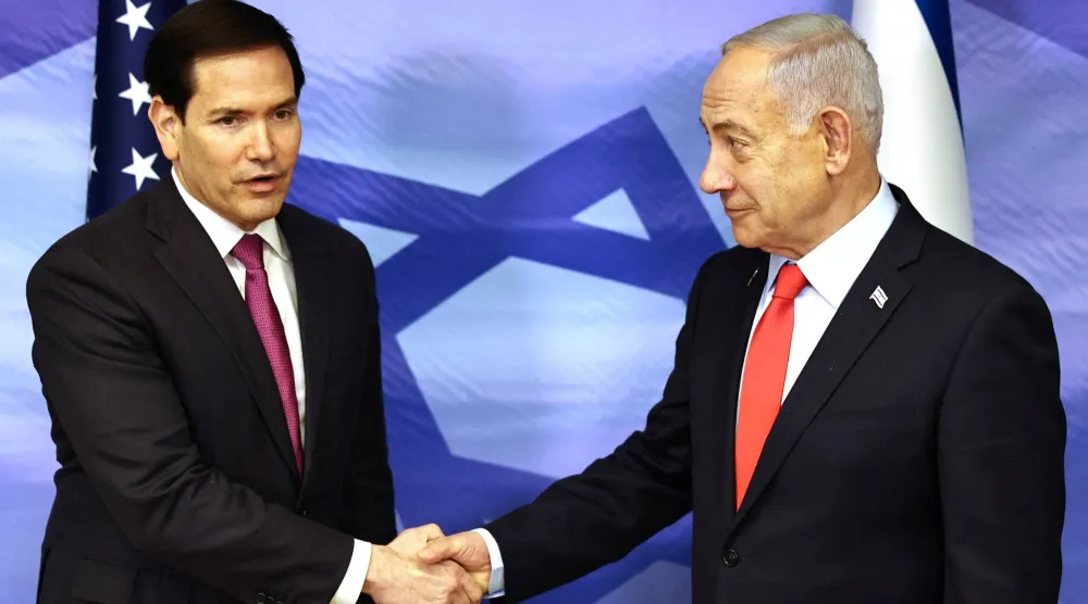 رئيس الوزراء الإسرائيلي بنيامين نتنياهو يصافح وزير الخارجية الأميركي ماركو روبيو بالقدس 23 أكتوبر 2025 (رويترز)