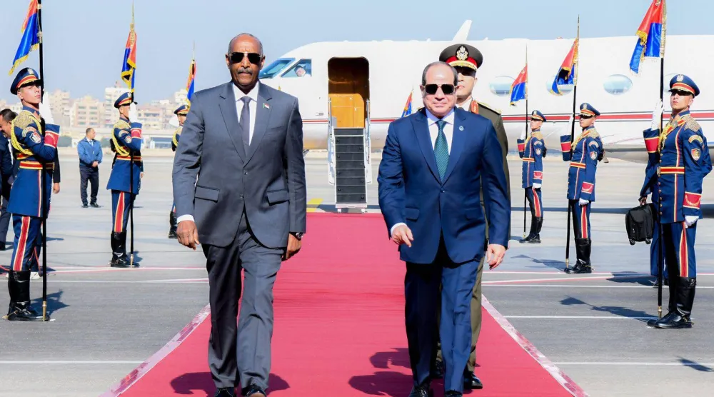 الرئيس المصري عبد الفتاح السيسي ورئيس مجلس السيادة الانتقالي عبد الفتاح البرهان في القاهرة الخميس (الرئاسة المصرية)