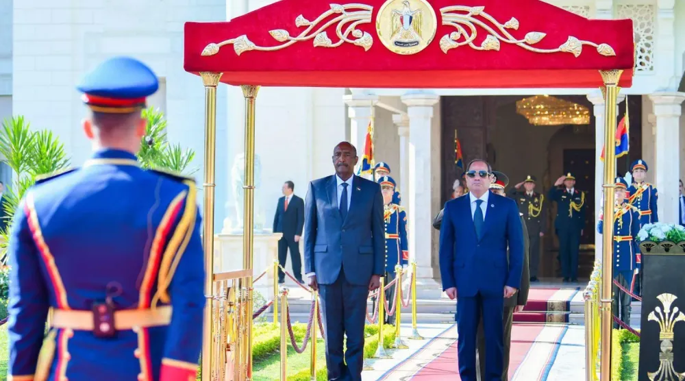 Mısır Cumhurbaşkanı Abdulfettah Sisi, dün Kahire'de Sudan Egemenlik Konseyi Başkanı ve Ordu Komutanı Orgeneral Abdulfettah el-Burhan ile bir araya geldi. (Mısır Cumhurbaşkanlığı)