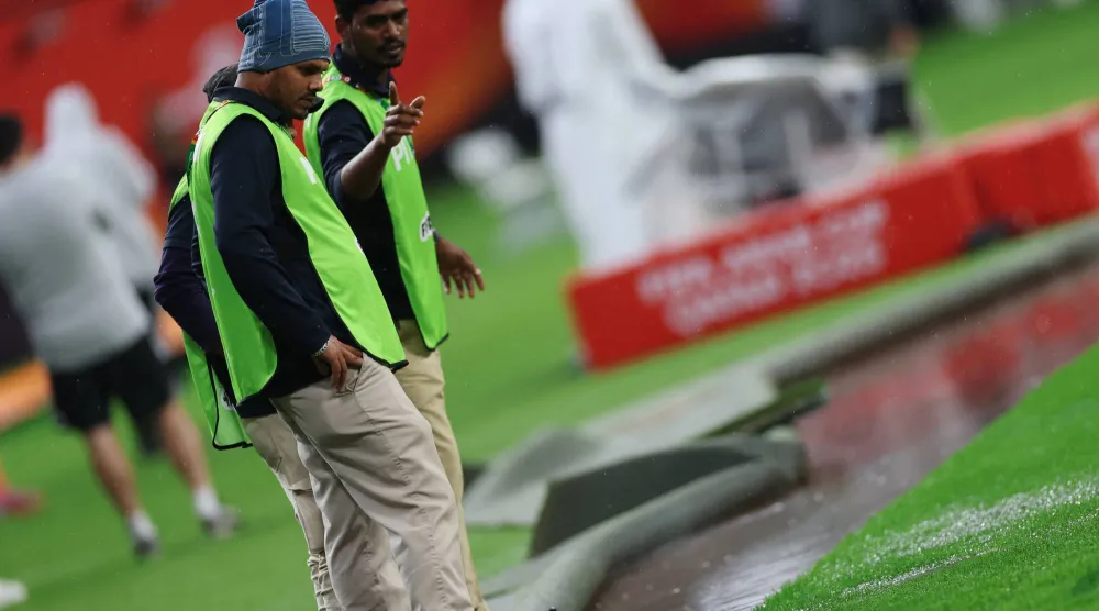 الأمطار الغزيرة أدت إلى إلغاء مباراة السعودية والإمارات (رويترز)