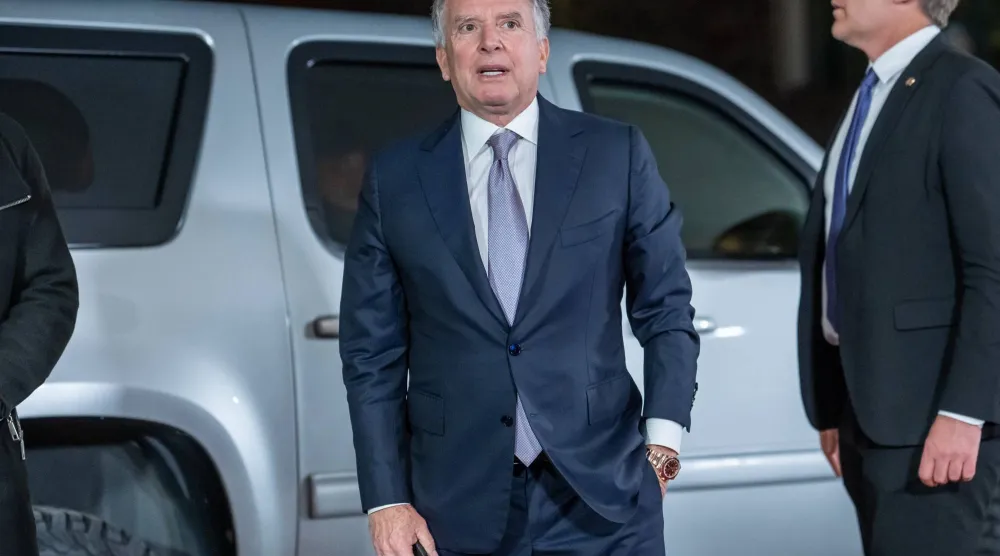 ستيف ويتكوف المبعوث الخاص للرئيس الأميركي دونالد ترمب لدى وصوله إلى مبنى المستشارية في برلين (د.ب.أ)