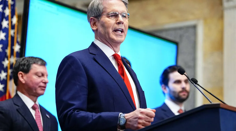 وزير الخزانة الأميركي سكوت بيسنت يتحدث خلال مؤتمر صحافي في وزارة الخزانة بالعاصمة واشنطن يوم 17 ديسمبر 2025 (رويترز)