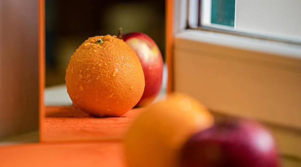  يوفر كل من التفاح والبرتقال معادن مهمّة مثل البوتاسيوم والفولات ومركبات نباتية مضادة للأكسدة تدعم صحة القلب وتقلل الالتهابات (بيكسباي)