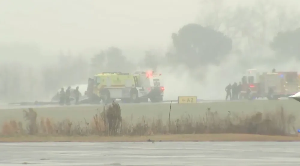 مقطع من فيديو للحريق على المدرج والنيران المندلعة من الطائرة (أ.ب) 