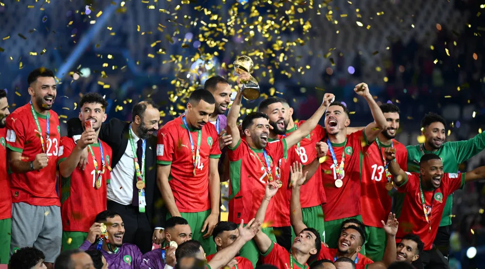 لاعبو المغرب لدى تتويجهم باللقب (تصوير: بشير صالح)