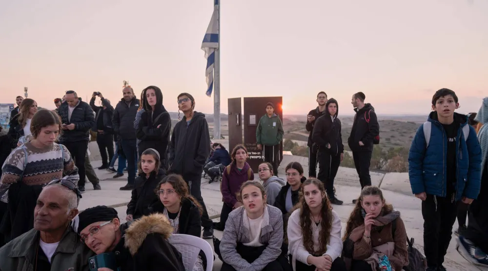 إسرائيليون من حركات يمينية يقفون على تلة تشرف على غزة للمطالبة بإعادة احتلال القطاع (أ.ب) 