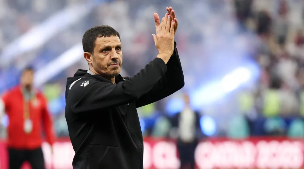 السلامي يحيي جماهير الأردن عقب نهاية المباراة (أ.ف.ب)