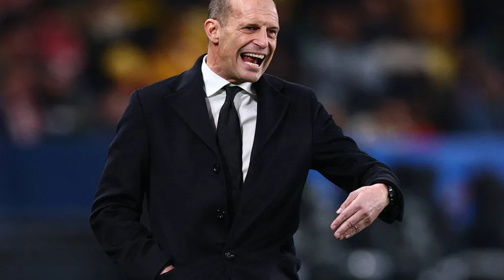 أليغري يوجه لاعبيه خلال المباراة (رويترز)