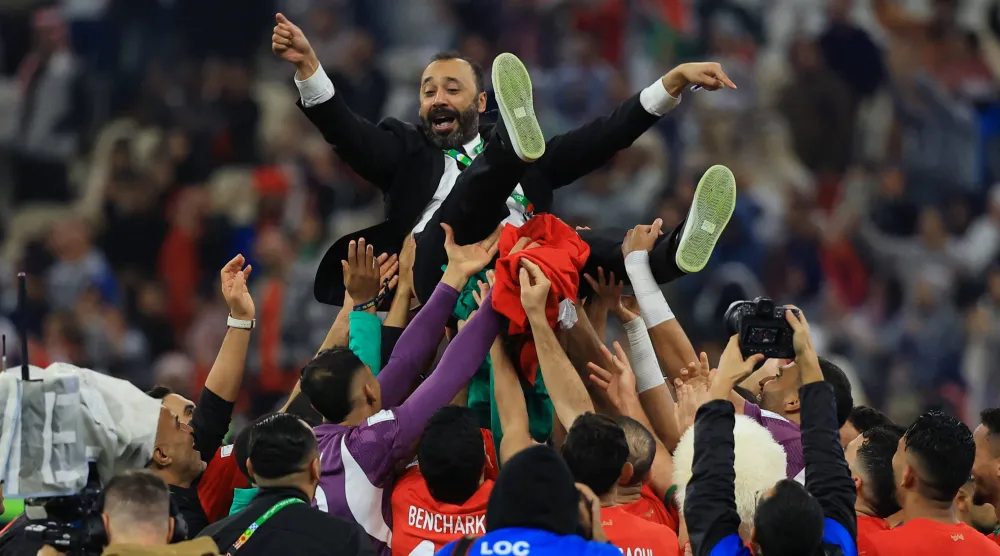 السكتيوي على الأعناق بعد الفوز باللقب العربي (رويترز)