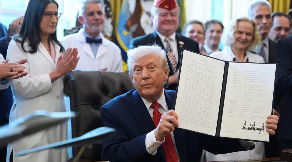 ترمب يعرض في المكتب البيضاوي بالبيت الأبيض أمراً تنفيذياً وقعه لتصنيف الماريغوانا كمخدر أقل خطورة (ا.ب)