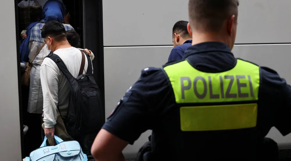 أفغان يدخلون حافلة بمطار هانوفر فور وصولهم إلى ألمانيا بعد منحهم حق اللجوء فيها (أرشيفية - رويترز)