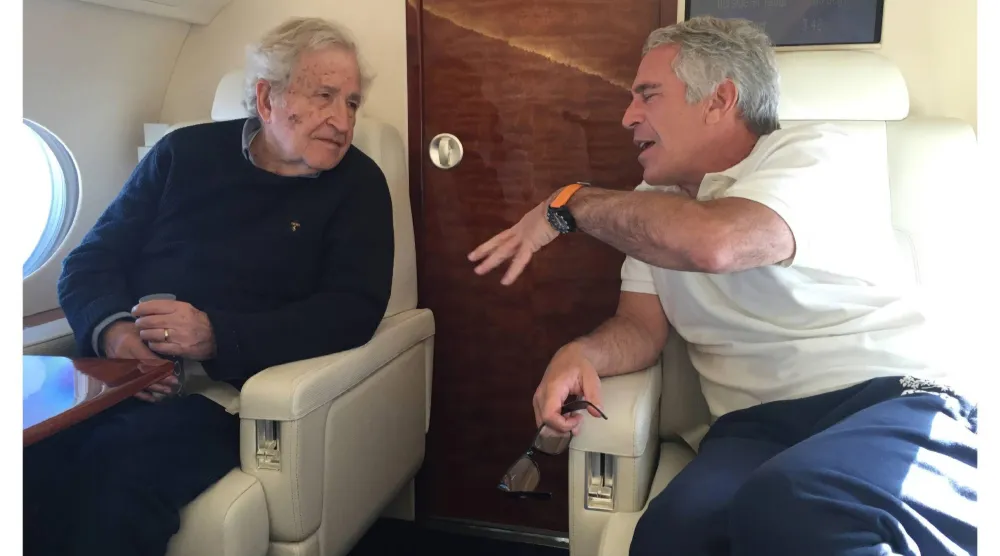 جيفري إبستين وهو يتحدث مع أستاذ اللغويات والناشط السياسي نعوم تشومسكي (ا.ب)