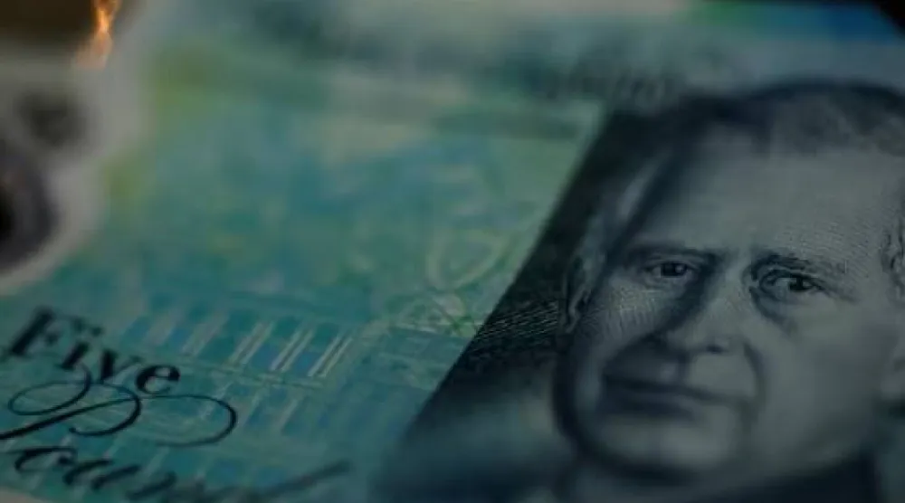 صورة الملك تشارلز على ورقة خمسة جنيهات استرلينية في مانشستر، 25 نوفمبر 2025 (رويترز)