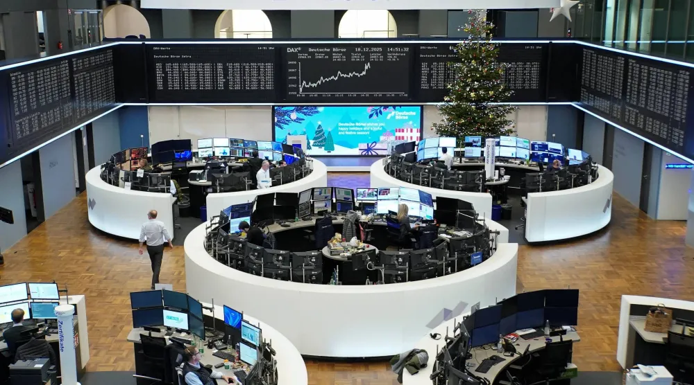 رسم بياني لمؤشر الأسهم الألماني «داكس» يظهر في بورصة فرانكفورت (رويترز)