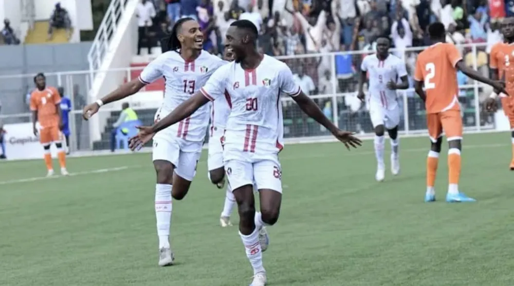 يسعى لاعبو المنتخب السوداني إلى رسم البسمة على شفاه شعب مزقته الحرب (الشرق الأوسط)
