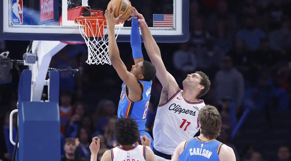 حقق أوكلاهوما فوزه الخامس والعشرين في 27 مباراة بتغلبه على ضيفه لوس أنجليس كليبرز (رويترز)