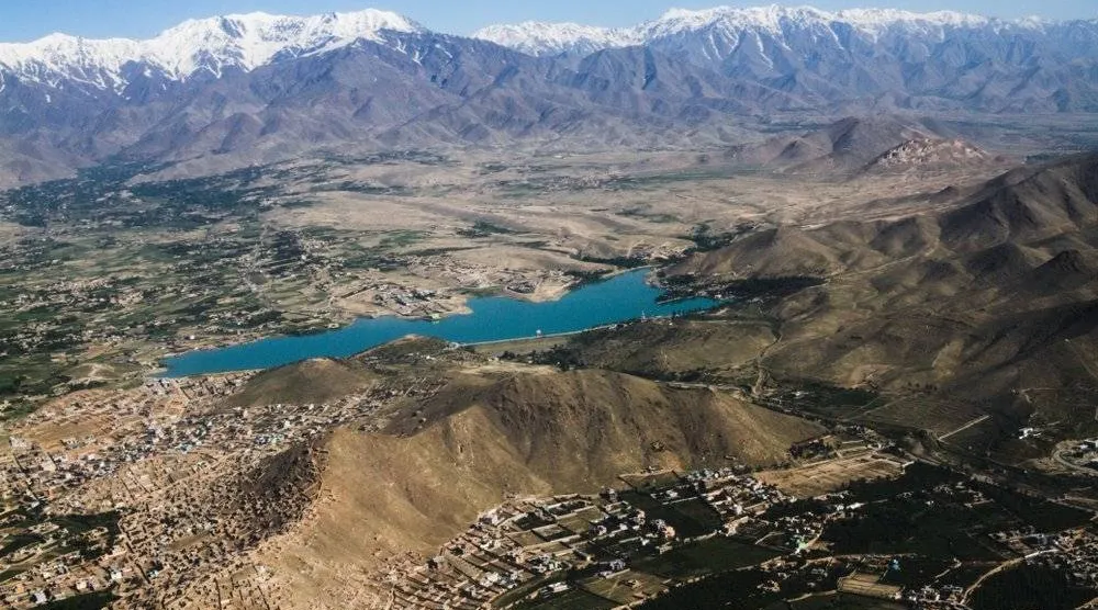 صورة غير مؤرخة لمنظر طبيعي وبحيرة في ريف كابل بأفغانستان (شاتر ستوك)