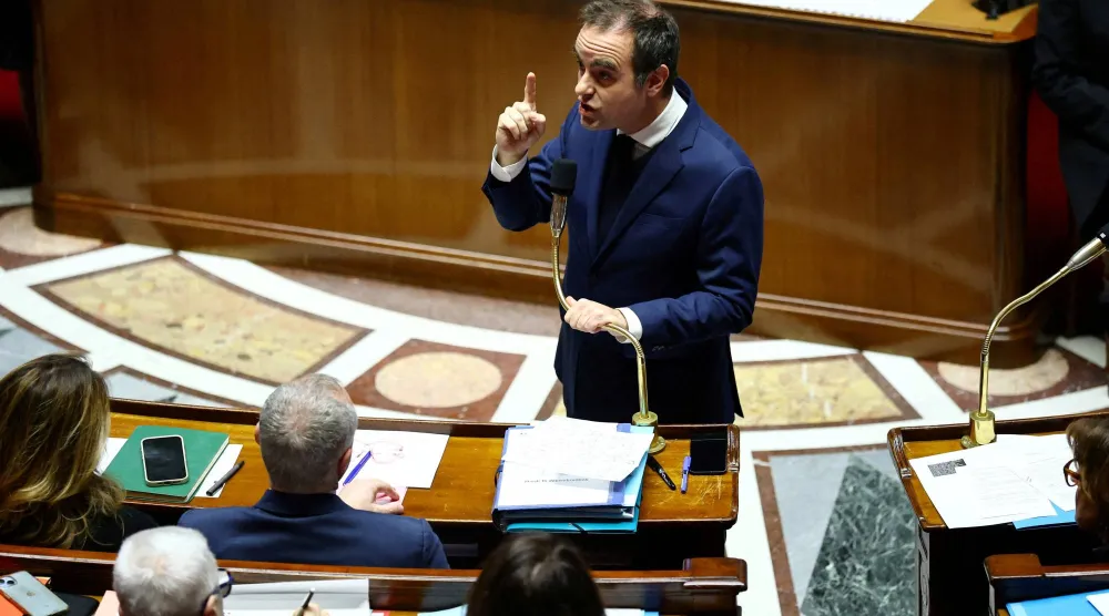 رئيس الوزراء الفرنسي سيباستيان لوكورنو في أثناء حديثه خلال جلسة الأسئلة الموجهة إلى الحكومة في الجمعية الوطنية 16 ديسمبر 2025 (رويترز)