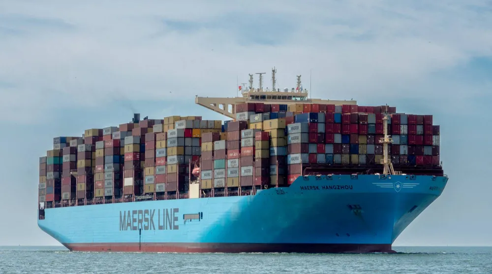 سفينة الحاويات «ميرسك هانغتشو» تبحر في قناة وييلينغن بويسترسشيلد (رويترز)