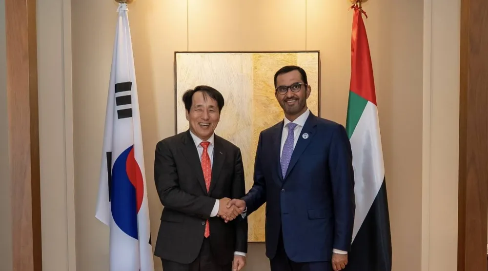 الدكتور سلطان الجابر العضو المنتدب والرئيس التنفيذي لـ«أدنوك» ويونغجين جانغ الرئيس ورئيس مجلس إدارة «كي - شور» (الشرق الأوسط)