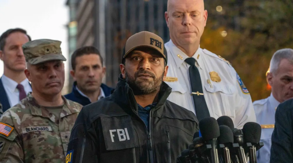 مدير مكتب التحقيقات الفيدرالي كاش باتيل يستمع إلى سؤال خلال مؤتمر صحافي مشترك بالقرب من البيت الأبيض (د.ب.أ)