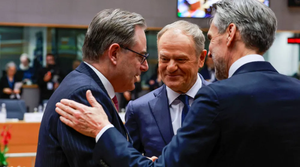 رئيس وزراء بلجيكا مع نظيريه البولندي والدنماركي في بروكسل لحضور القمة (رويترز)