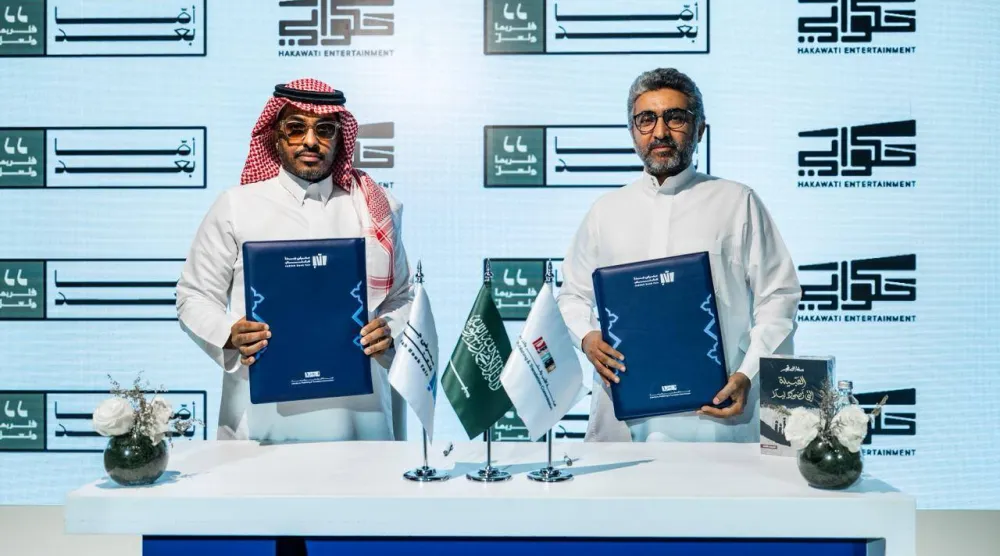 جانب من توقيع الاتفاق لتحويل رواية «القبيلة التي تضحك ليلاً» إلى فيلم (الشرق الأوسط)