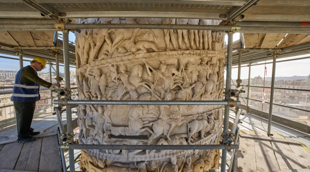 النقوش البارزة التي تصور مشاهد من معركة على عمود ماركوس أوريليوس (أ.ب)