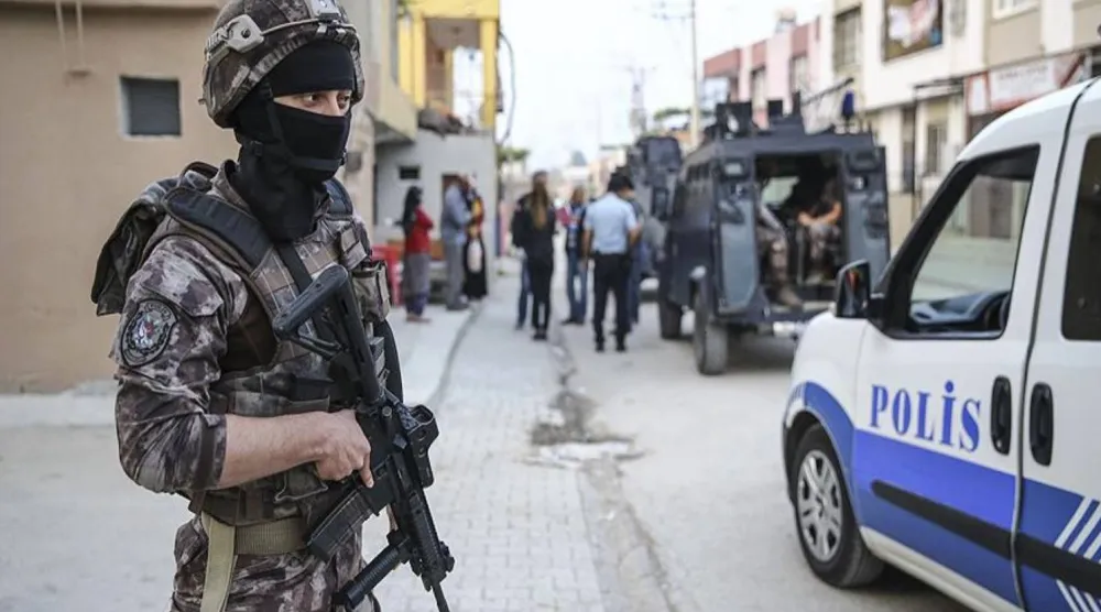 أحد عناصر قوات مكافحة الإرهاب التركية يؤمن محيط عملية استهدفت عناصر من «داعش» (الداخلية التركية)