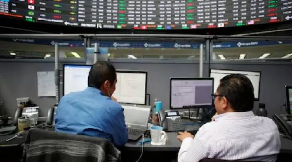 موظفون يعملون في بورصة المكسيك (رويترز)