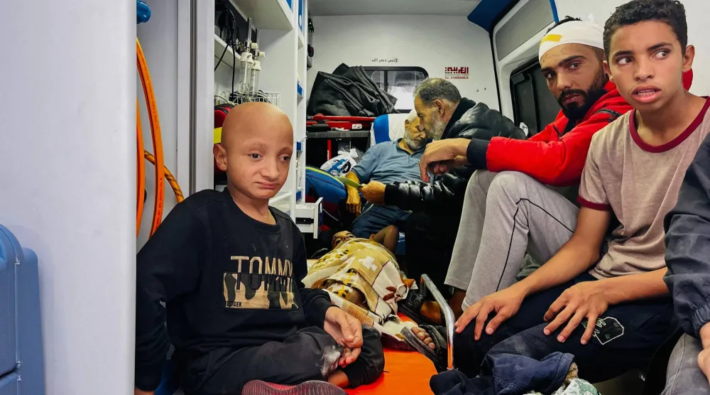 يقوم مسعفون بإجلاء جرحى ومرضى سرطان من مستشفى كمال عدوان في بيت لاهيا بشمال قطاع غزة (أ.ف.ب)