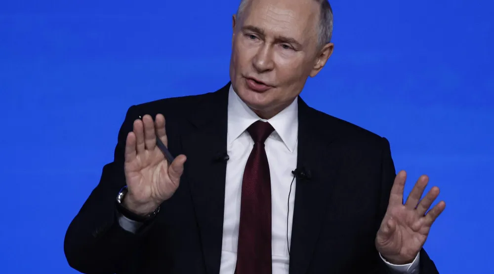 الرئيس الروسي فلاديمير بوتين في مؤتمره الصحافي (إ.ب.أ)