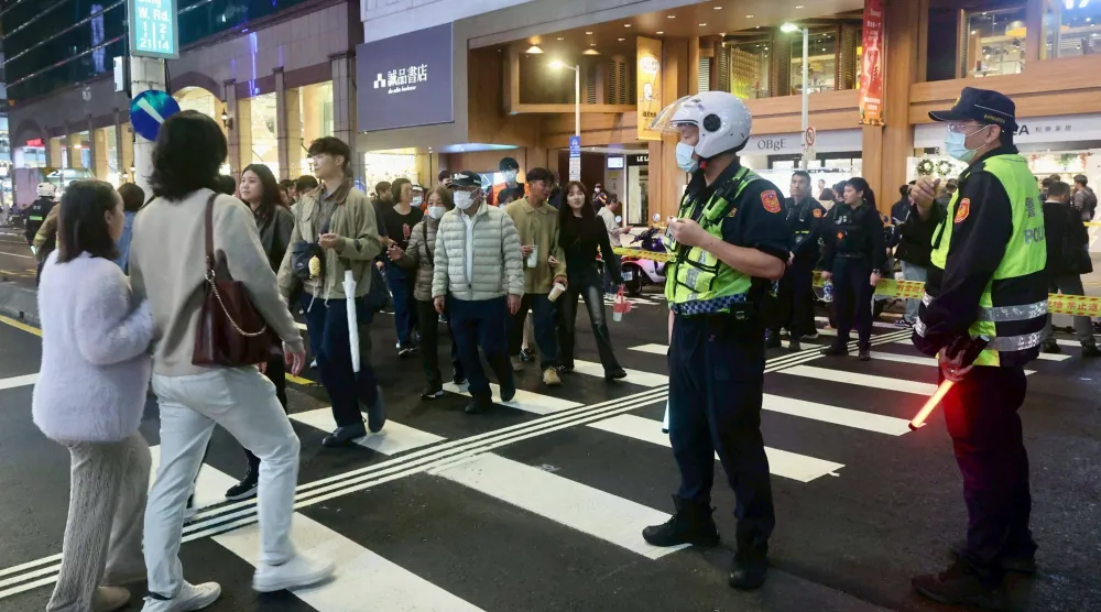 الشرطة تبعد مشاة عن مسرح الهجمات الدامية في العاصمة التايوانية تايبيه (أ.ف.ب)