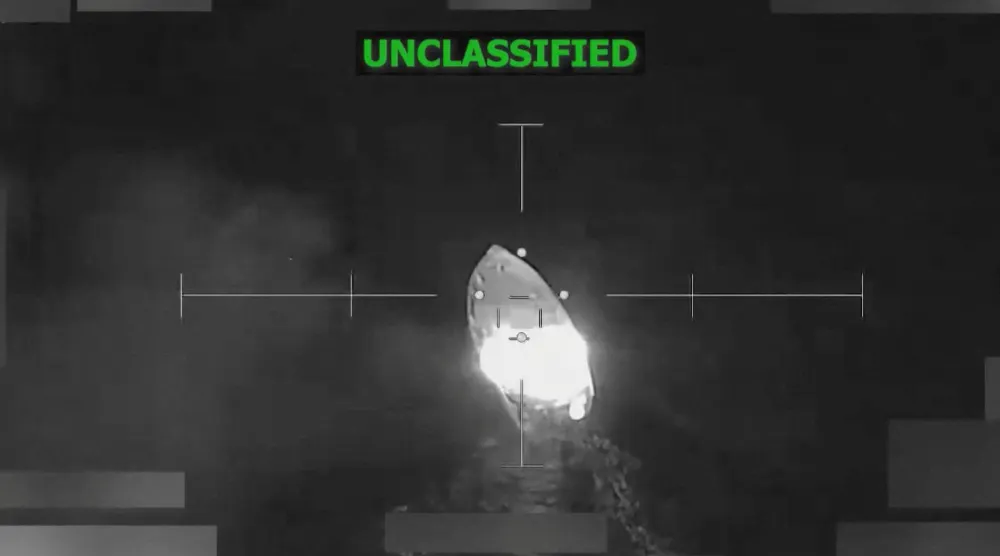لقطة من شريط فيديو لاستهداف القوات الأميركية لقارب في المحيط الهادئ (رويترز)