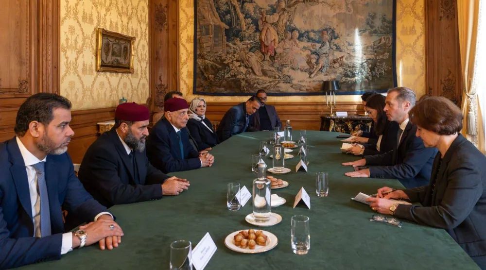 صالح خلال اجتماعه بمسؤولين فرنسيين في باريس (السفارة الفرنسية لدى ليبيا)