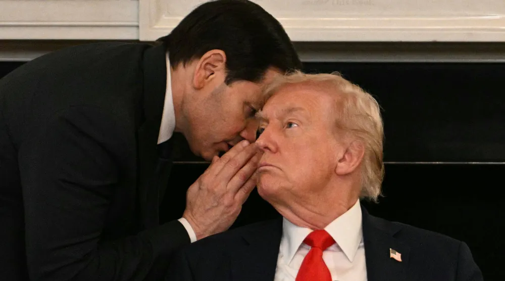 وزير الخارجية الأميريكي ماركو روبيو يهمس في أذن الرئيس دونالد ترمب خلال طاولة مستديرة حول جماعة «أنتيفا» في البيت الأبيض يوم 8 أكتوبر الماضي (أ.ف.ب)