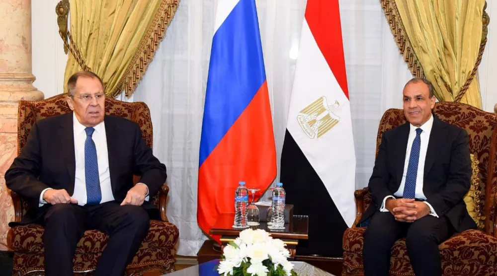 وزير الخارجية المصري خلال استقبال نظيره الروسي في القاهرة الجمعة (الخارجية المصرية)