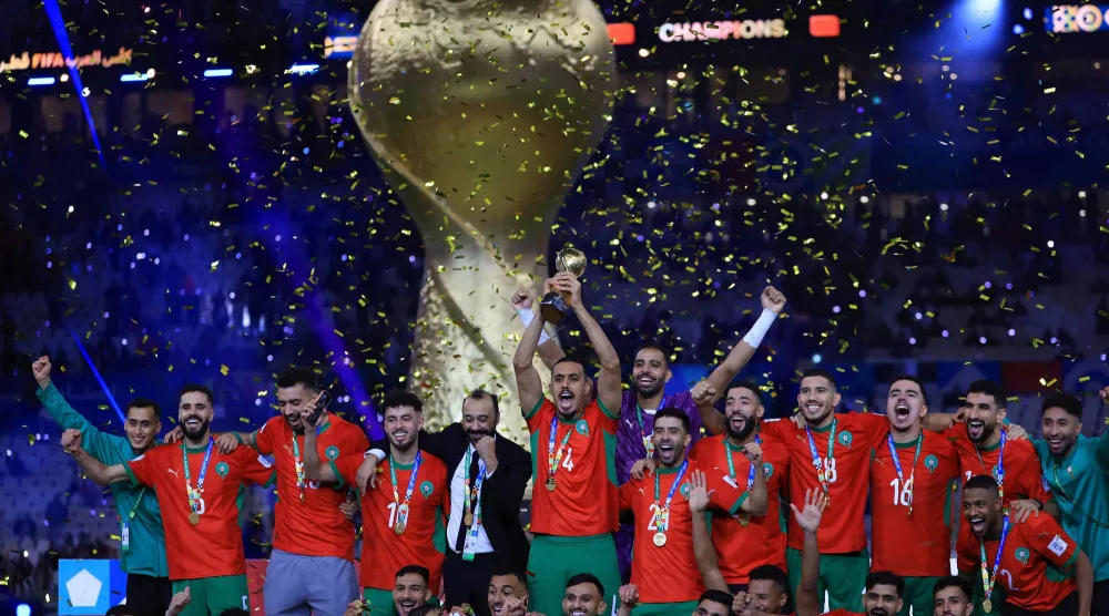 لاعبو المغرب وفرحة الفوز باللقب العربي (رويترز)