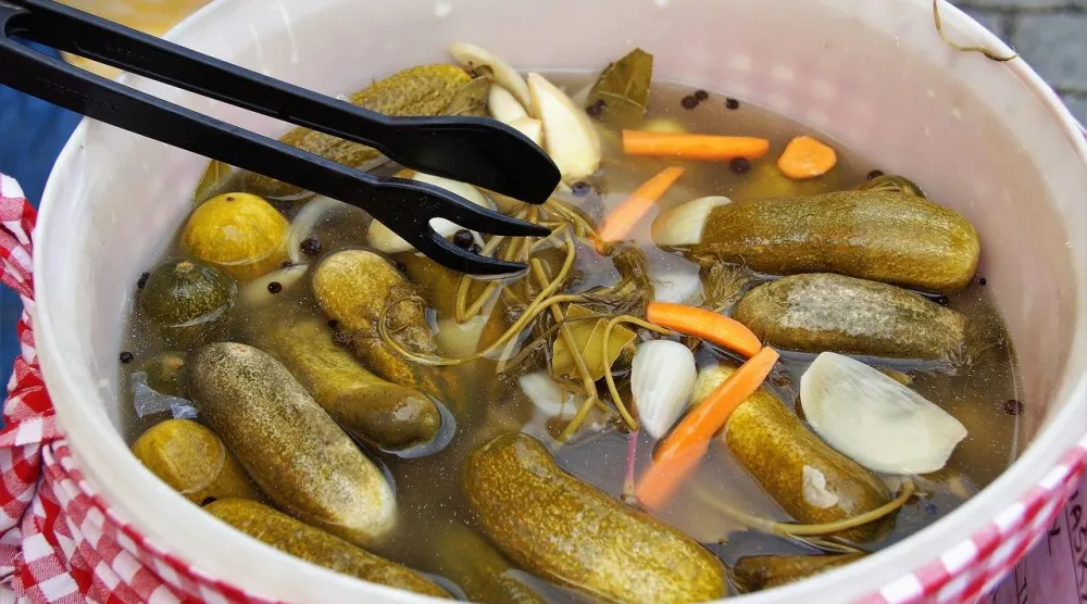 يزعم خبراء الصحة أن تناول المخللات قبل وجبة غنية بالكربوهيدرات يمكن أن يساعد في منع ارتفاع سكر الدم (بيكسباي)