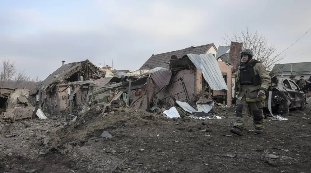 يعمل رجال الإنقاذ الأوكرانيون بموقع غارة روسية استهدفت مبنى خاصاً في زابوروجيا (إ.ب.أ)