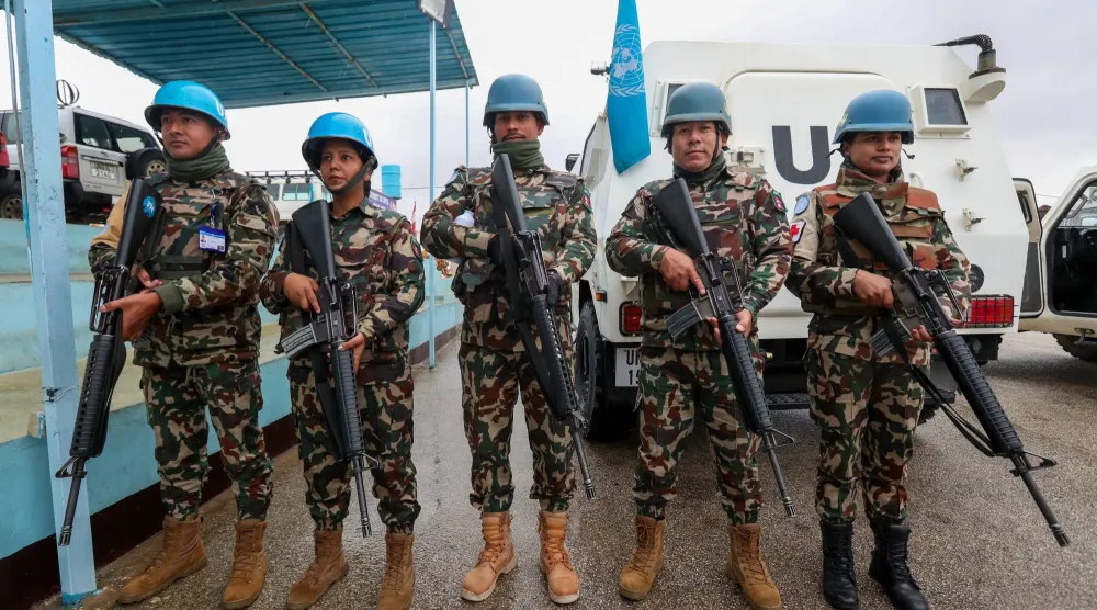 جنود من الكتيبة النيبالية في «اليونيفيل» ببلدة ميس الجبل الحدودية (إ.ب.أ)