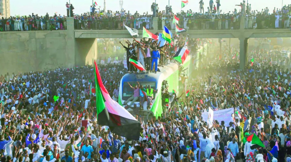 حشود قادمة من مدينة عطبرة للاحتفال بذكرى الثورة مع نظرائهم في الخرطوم ديسمبر 2019 (أ.ف.ب)   