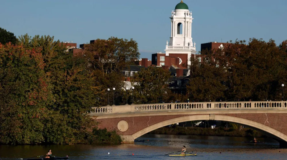رياضيون يجدفون في نهر تشارلز أمام حرم جامعة «هارفارد» بماساتشوستس (أ.ف.ب)