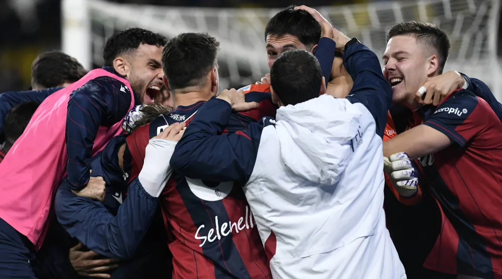 فرحة لاعبي بولونيا بعد الفوز المثير (إ.ب.أ)